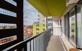 Elegant & Spacious - Central Apartment